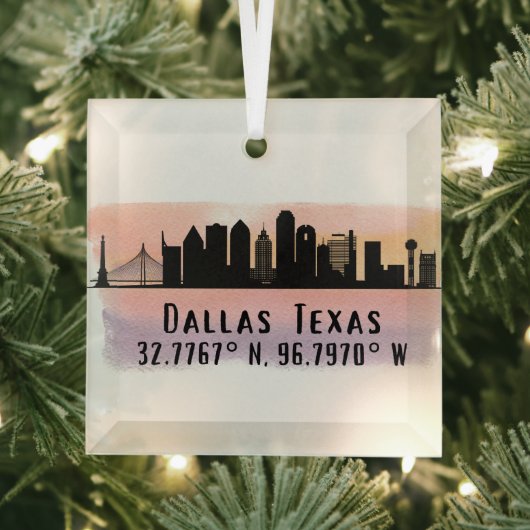 Dallas TX Skyline Latitude en Lengtegraad Glas Ornament (Insitu)
