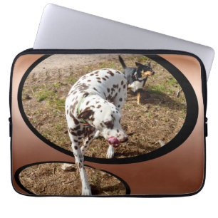 Dalmatiaan die uit het Lijst van het raam steekt, Laptop Sleeve