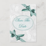 Damask and Bows 80th Birthday Save The Date<br><div class="desc">Elégante personnalisée / personnalisée personnalisée 80e anniversaire fête Enregistrer la date invitations de la fête pour femmes. Belle classe ornée blanc floral et tourbillonne damask motif arrière - plan avec joli, mignon et élégant coin turquoise bleu / turquoise dentelle et arête des images imprimées. Sur le dos des invitations se...</div>