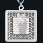 Damask Elegance Mariage Collier Carré argent<br><div class="desc">Personnalisez ce joli collier pour avoir comme faveurs de mariage à votre réception de mariage ou pour en avoir un vous-même en souvenir de votre journée spéciale. Ce collier est aussi le cadeau parfait pour la mariée à sa douche de nuptiale. Personnalisez en ajoutant votre photo.</div>