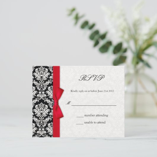Damask Red Bow Wedding Carte RSVP (Debout devant)