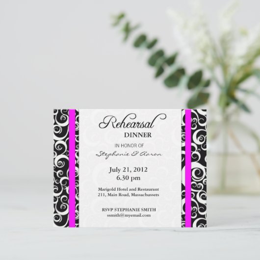 Damask Swirl Rehearsal Dinner Kaart in Fuchsia (Staand voorkant)