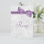 Damassé blanc et ruban bow faux violet RSVP (Debout devant)