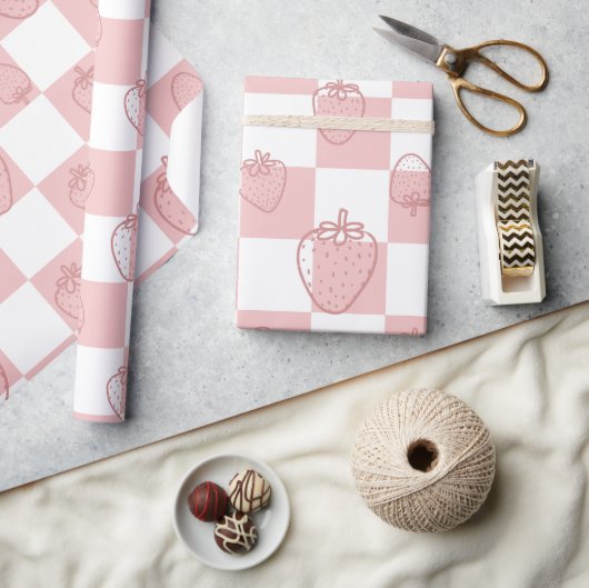 dambordpatroon met schattige aardbeien cadeaupapier (Crafts)