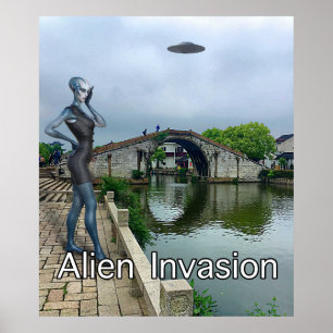Dame alien op mobiele telefoon tijdens de invasie poster