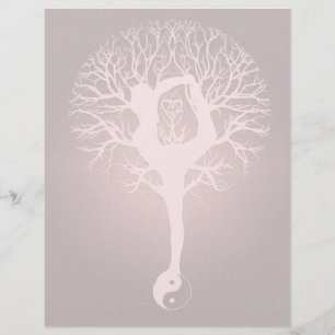 Dame die yoga doet met een rode achtergrond. flyer