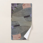 Dame en grand Casquette avec fleurs de tulipes vio (Serviette à main)