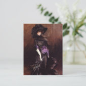 Dame en noir avec carte postale Greyhound (Debout devant)