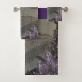 Dame in groot Pet w / Paarse tulpenbloemen Bad Handdoek (Insitu)