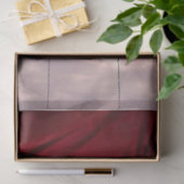 Dame in rood swingend over Rozen Tissuepapier (Geschenk)