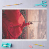 Dame in rood swingend over Rozen Tissuepapier (Craft)