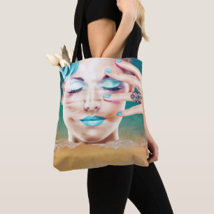 Dame met blauwe make-up ogen gesloten strand drome tote bag
