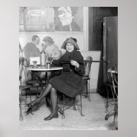Dame met een verborgen fles, 1922. Oude foto