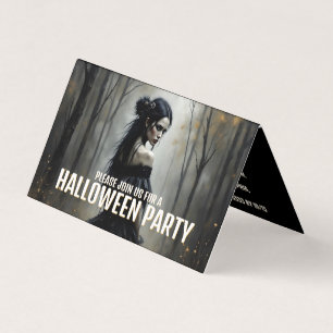 Dame Mystique dans une forêt sombre d'Halloween -
