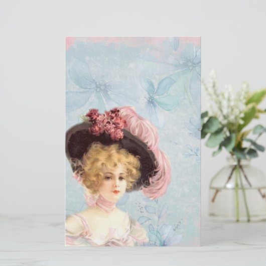 Dame victorienne dans Papeterie Casquette plumée (Debout devant)