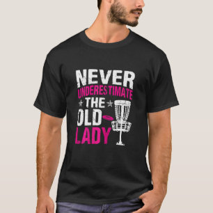 Dames Disc Golf Onderschat nooit de oude dame T-shirt