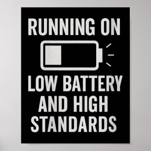 Dames hardlopen op lage batterij en hoge standaard poster