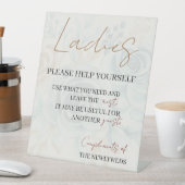 Dames help uzelf bruiloft badkamer baske reclamebord met voetstuk (Insitu)
