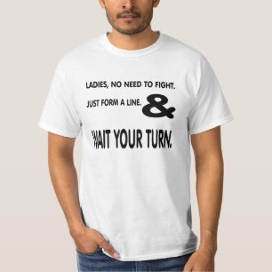 Dames vormen een lijn en wachten. t-shirt