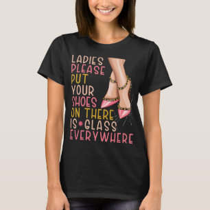 Dames, zet alsjeblieft je schoenen aan, er is een  t-shirt