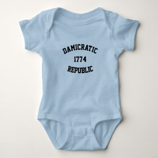 Damicratische baby-shirt romper