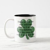 Dance alsof: Irish Proverb (zwart ontwerp) Tweekleurige Koffiemok (Links)