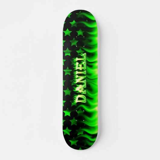 Daniel skateboard groen vuur en vlammenontwerp. (Voorkant)