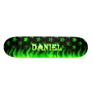 Daniel skateboard groen vuur en vlammenontwerp.