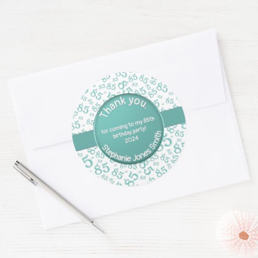Dank u: 85e verjaardag Blauwgroen / wit getallenpa Ronde Sticker (Envelop)