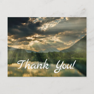 Dank u briefkaart. Sky, bergen, bomen, meer. Briefkaart