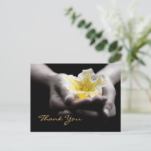 Dank u delicate gele bloem in handen briefkaart (Staand voorkant)