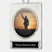 Dank u President Joe Biden Verzilverd Banner Ornament (Links)