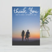 Dank u witte typografie script bruiloft foto bedankkaart (Staand voorkant)