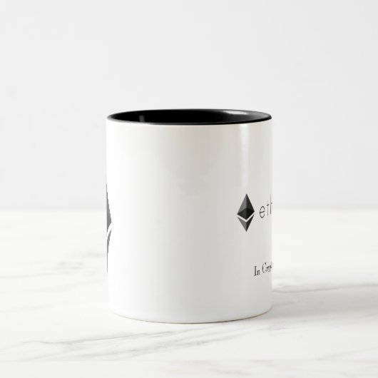 Dans crypto nous faisons confiance à la tasse (Centre)