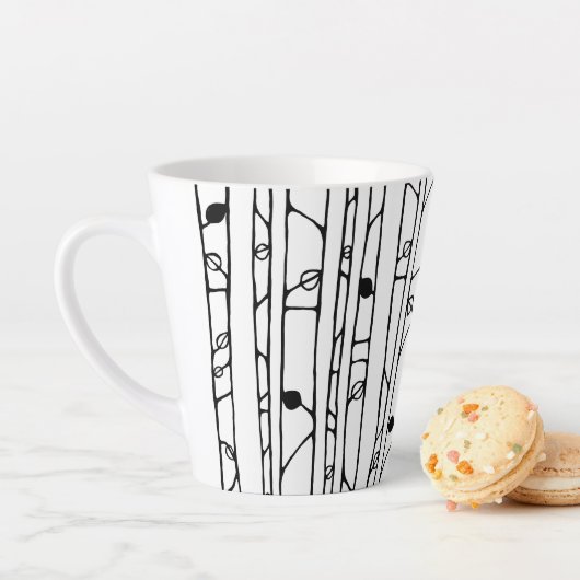 Dans le bois noir Latte Mug (En situation)