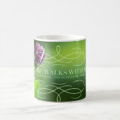 Dans le latte de thé de café de tasse d'hymne de (Centre)