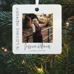 Dans Loving Memory | 5 Photo Collage |<br><div class="desc">Créez un souvenir pour honorer votre être aimé avec notre ornement de Noël personnalisé. Le design comprend une grande image sur le devant, inscrite avec leur nom et les dates importantes, ainsi qu'un collage de 4 photos supplémentaires sur le dos. Un beau sentiment, "In Loving Memory" (En mémoire d'amour) est...</div>