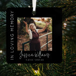 Dans Loving Memory | 5 Photo Collage |<br><div class="desc">Créez un souvenir pour honorer votre être aimé avec notre ornement de Noël personnalisé. Le design comprend une grande image sur le devant, inscrite avec leur nom et les dates importantes, ainsi qu'un collage de 4 photos supplémentaires sur le dos. Un beau sentiment, "In Loving Memory" (En mémoire d'amour) est...</div>