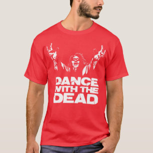 Dans met de dode koel t-shirt