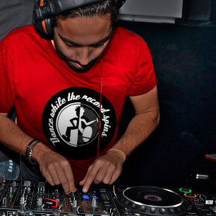 Dans terwijl het record retro grafisch t-shirt wer