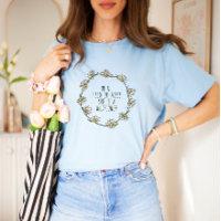 Dans un champ de Rose, elle est une T-shirt Fleur