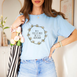 Dans un champ de Rose, elle est une T-shirt Fleur 