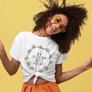 Dans un champ de Rose, elle est une T-shirt Fleur