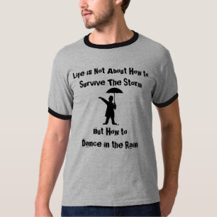 Danse dans le T-shirt de pluie
