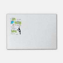 Danse dans les notes de post-it de pluie