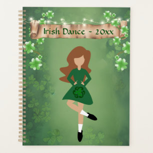 Danse irlandaise avec Brown cheveux et Clochers Da