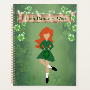 Danse irlandaise avec cheveux rouges et danses de
