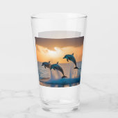 Dansen in de schemering: drie dolfijnen springen glas (Achterkant)