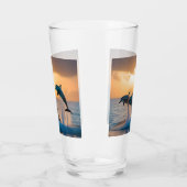 Dansen in de schemering: drie dolfijnen springen glas (Links)