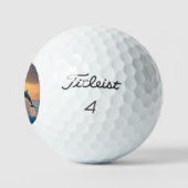 Dansen in de schemering: drie dolfijnen springen golfballen (Logo)